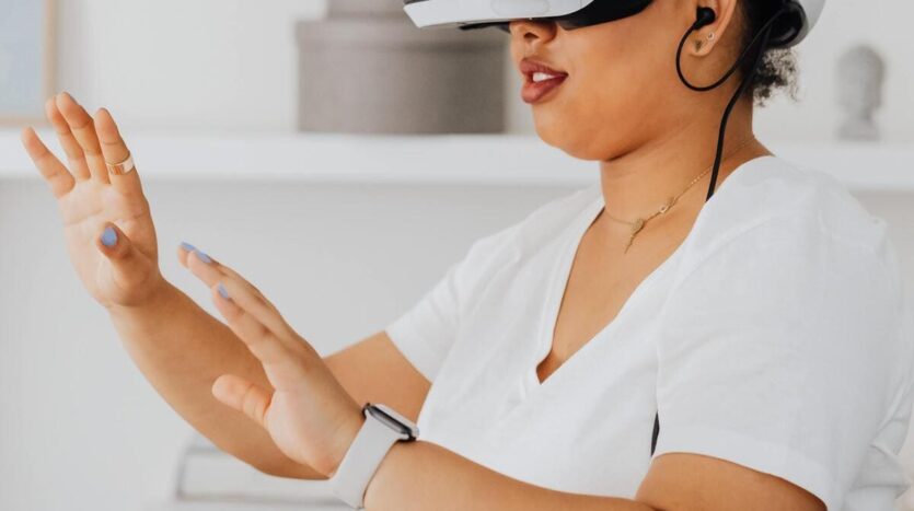 Mujer viendo inmuebles con realidad virtual Deslumbra